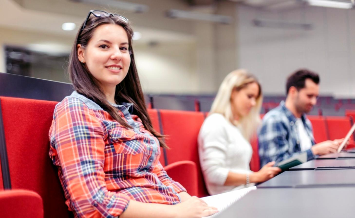 Espacio de trabajo tranquilo para análisis de trading y gestión emocional