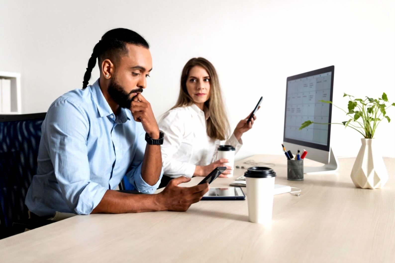 Trader trabajando con concentración en análisis técnico