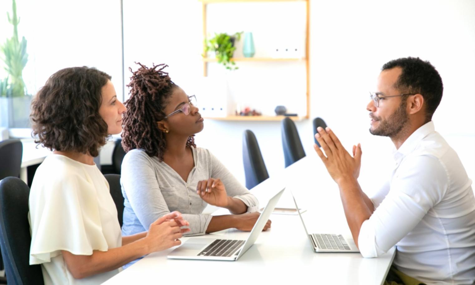 Trader analizando gráficos financieros en múltiples monitores